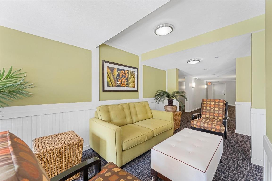 404-571 Yates Road, Kelowna, BC - Indoor Photo Showing Living Room