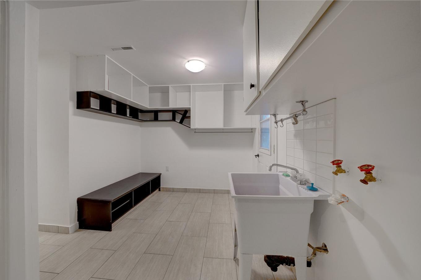 Salle de lavage - 6015 Av. Baffin, Brossard, QC - Indoor Photo Showing Other Room