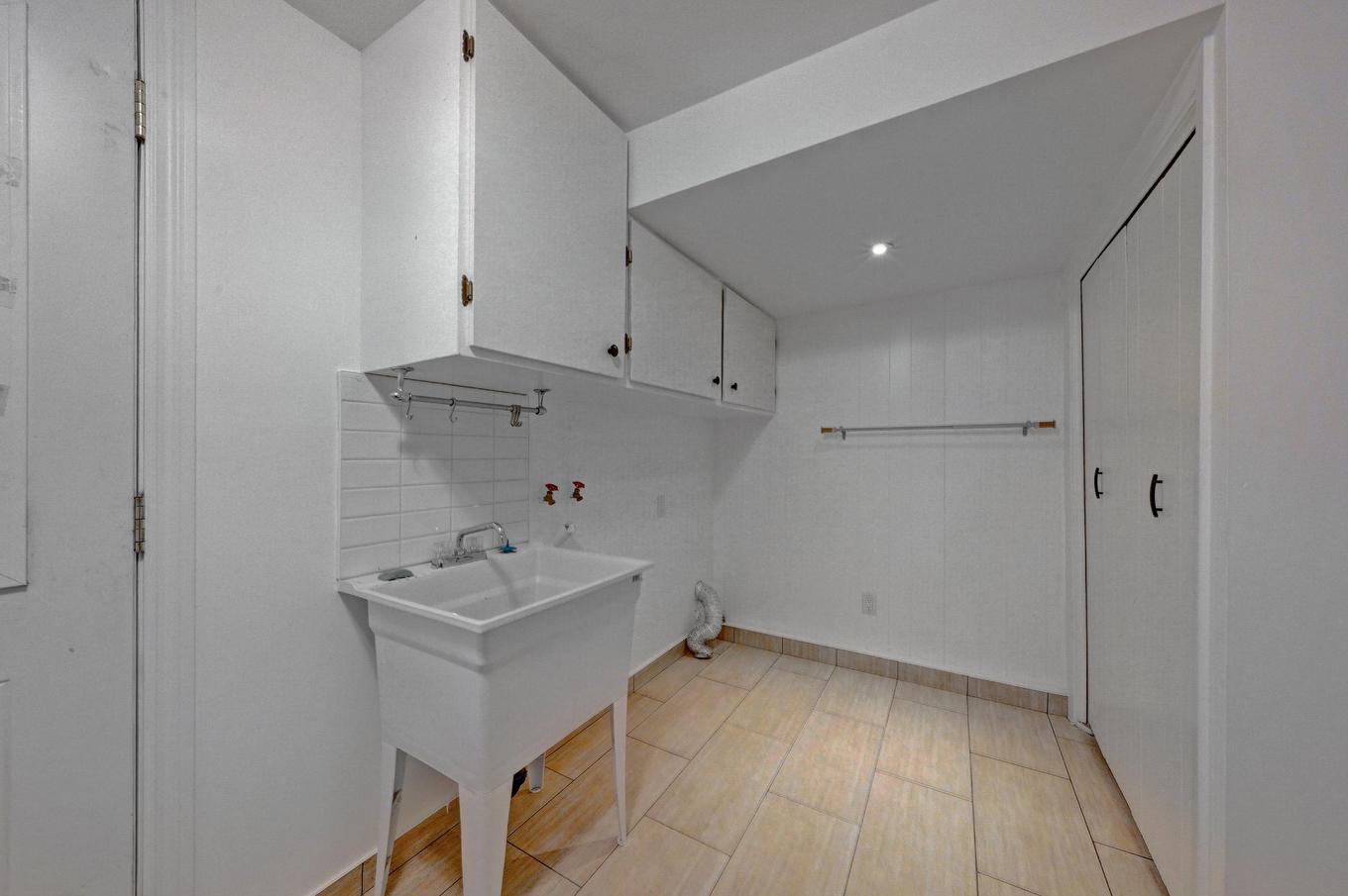 Salle de lavage - 6015 Av. Baffin, Brossard, QC - Indoor