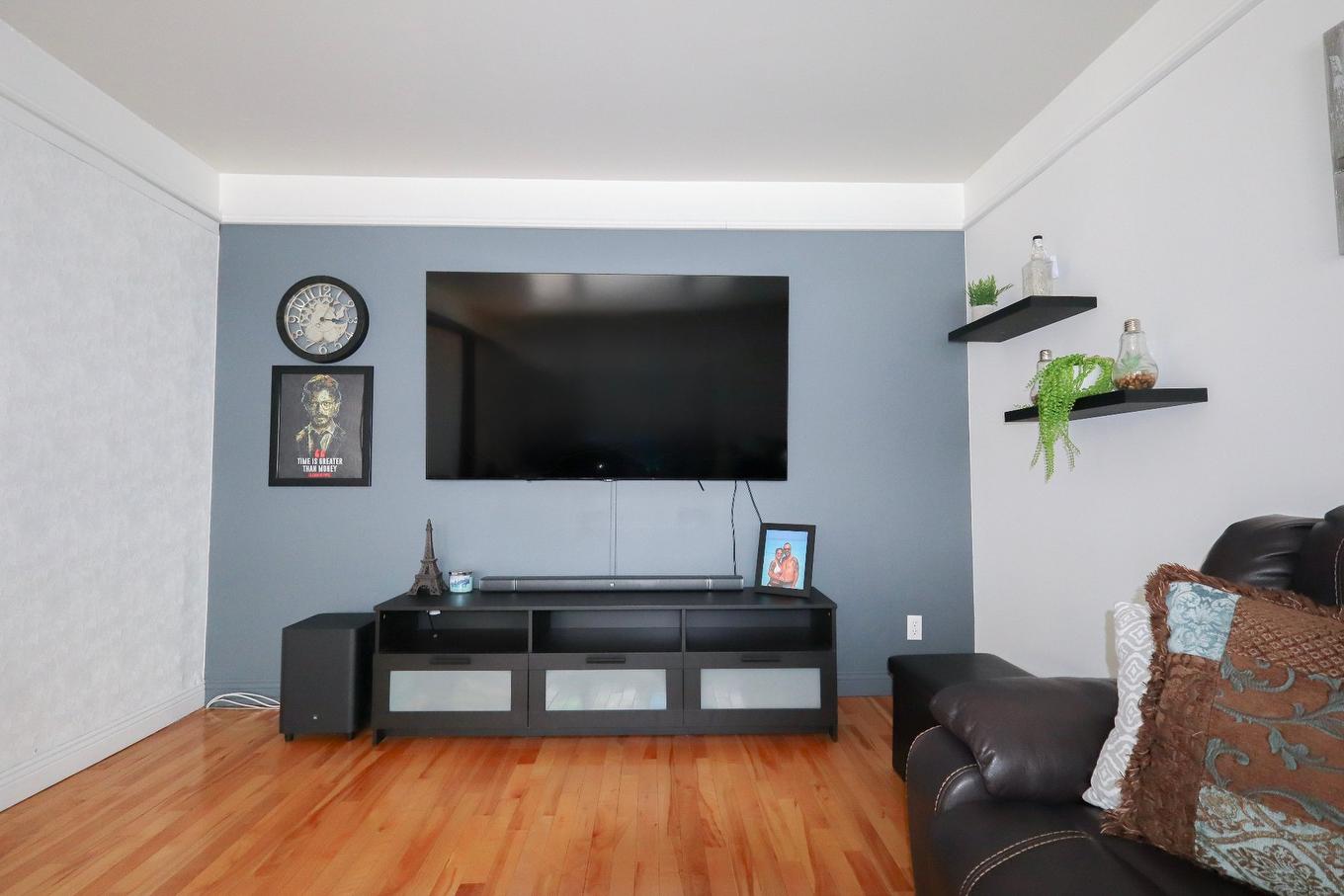 Salon - 2643 Av. Glenada, Shawinigan, QC - Indoor