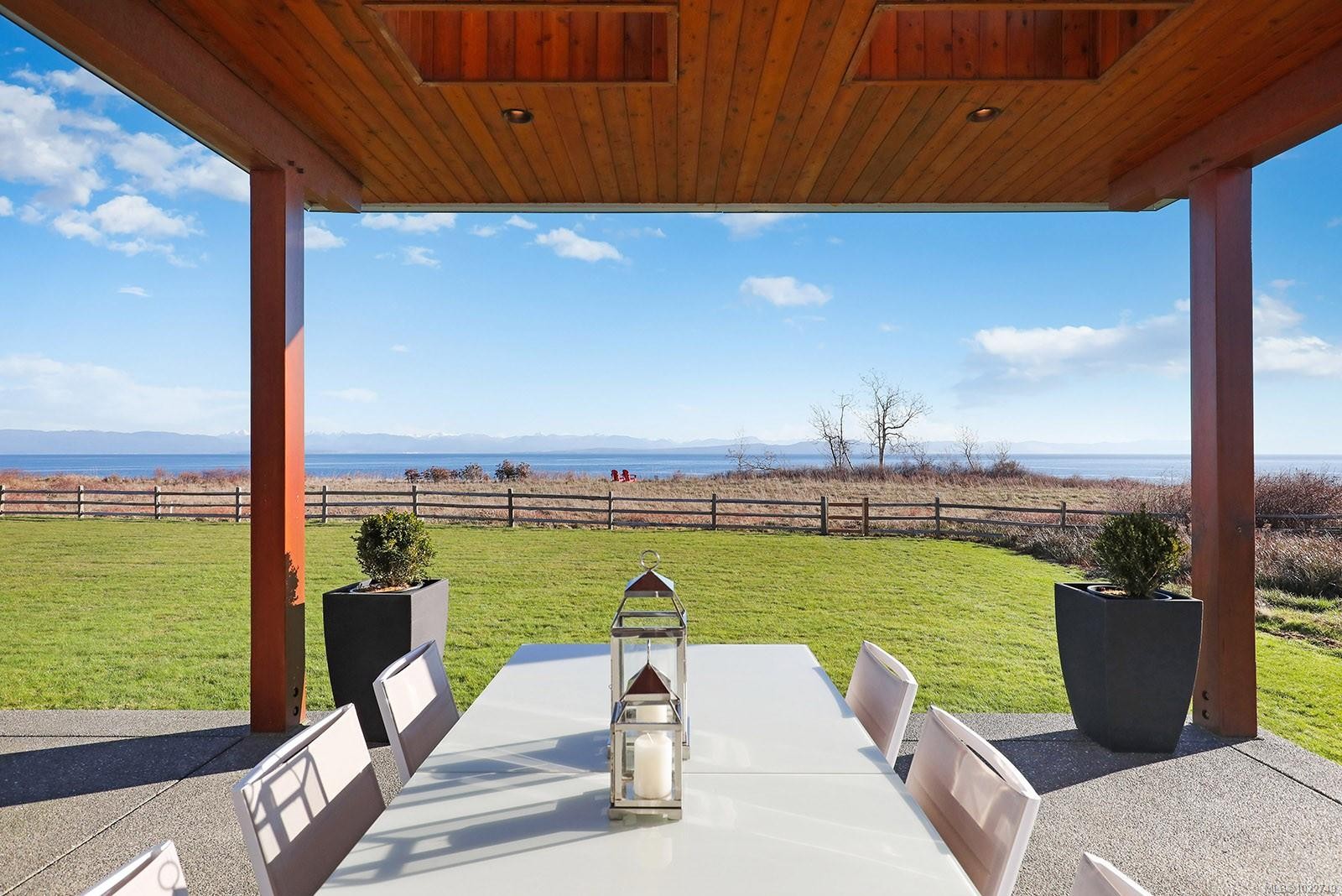 300 Connemara Rd, Comox, BC