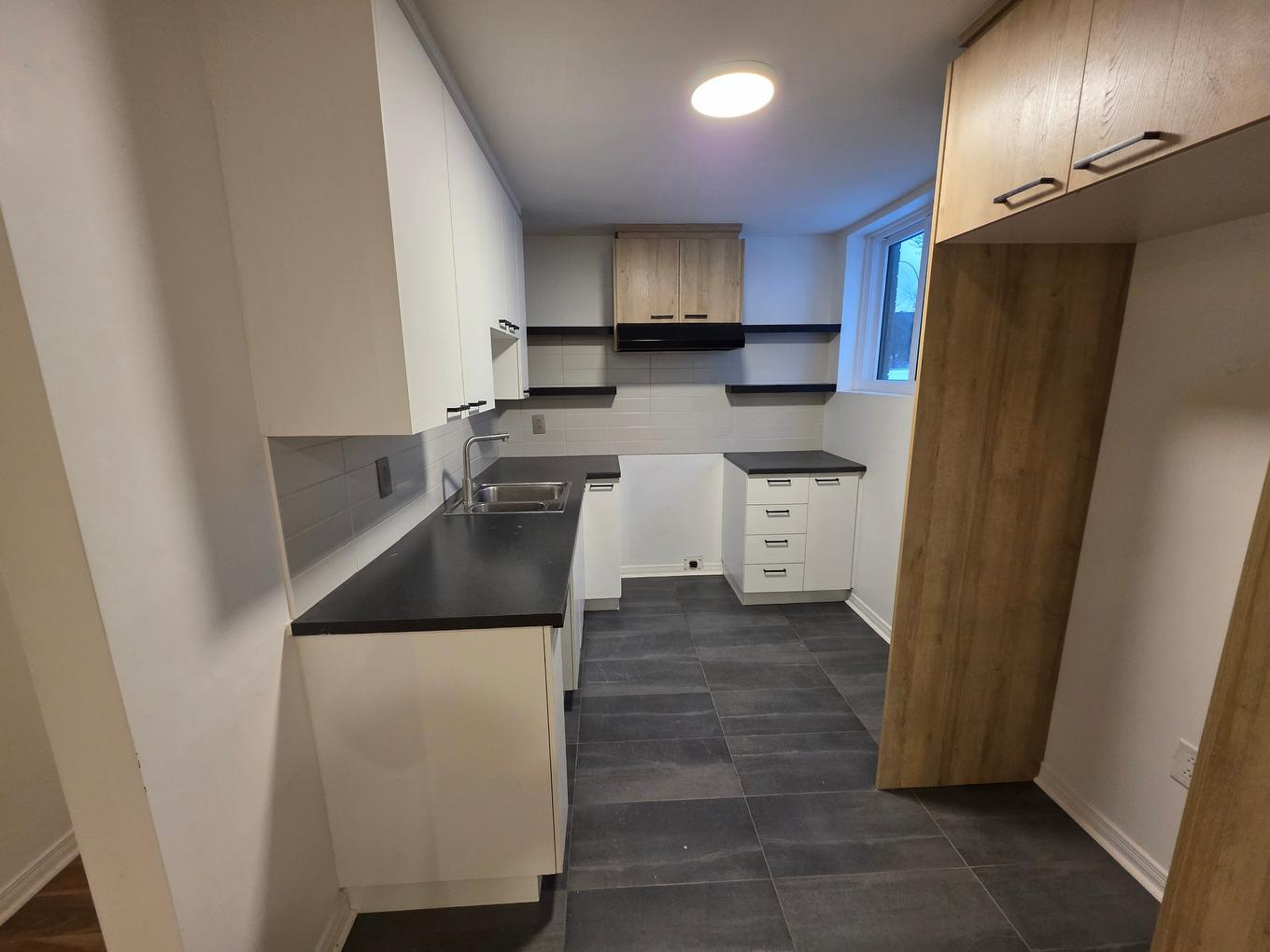 Kitchen - 1-2265 Av. Auguste, Brossard, QC - Indoor Photo Showing Kitchen