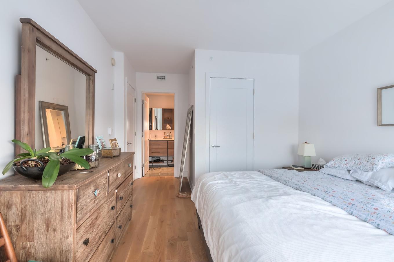 Chambre à coucher principale - 511-365 Boul. Brunswick, Pointe-Claire, QC - Indoor Photo Showing Bedroom