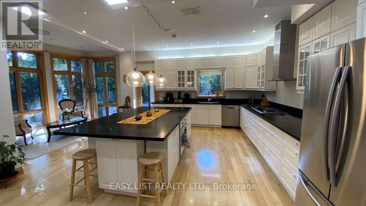 98 Burbank Drive, Toronto, ON - Indoor Photo Showing Kitchen With Upgraded Kitchen