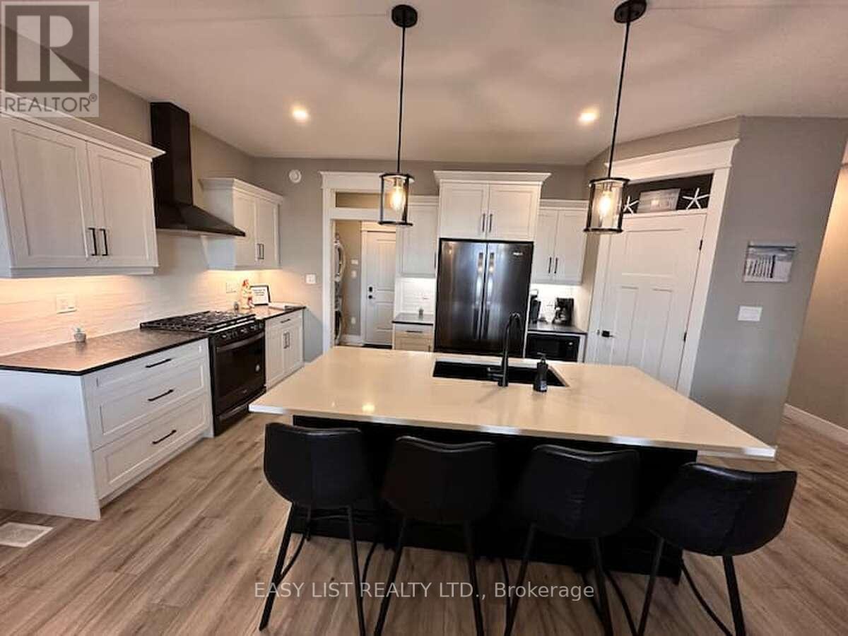 2 Creek Side Place, Lambton Shores, ON - Indoor Photo Showing Kitchen With Stainless Steel Kitchen With Upgraded Kitchen