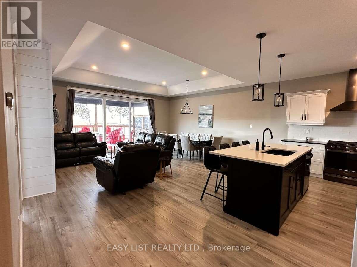 2 Creek Side Place, Lambton Shores, ON - Indoor Photo Showing Kitchen With Double Sink With Upgraded Kitchen