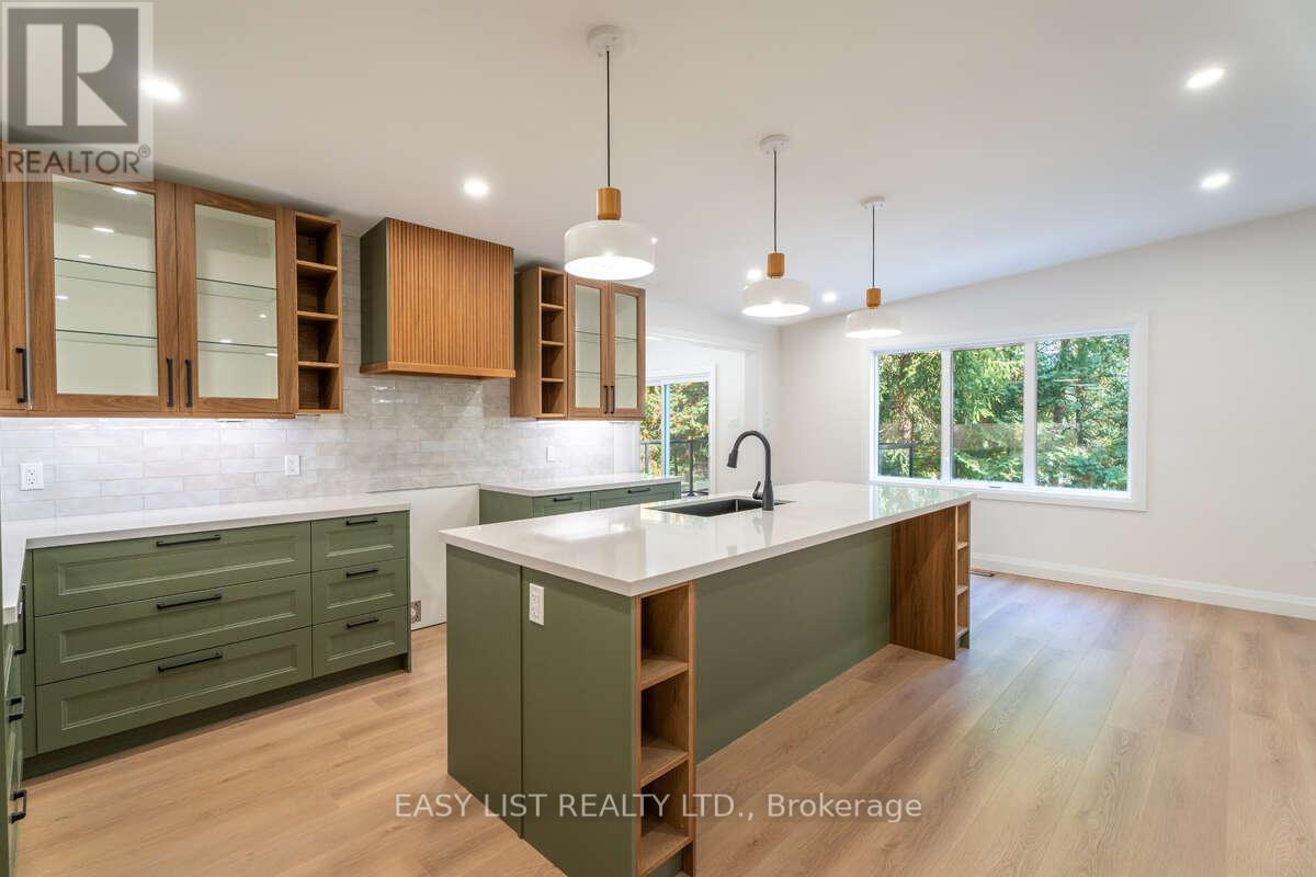 14 Eagle Road, Tiny, ON - Indoor Photo Showing Kitchen With Upgraded Kitchen