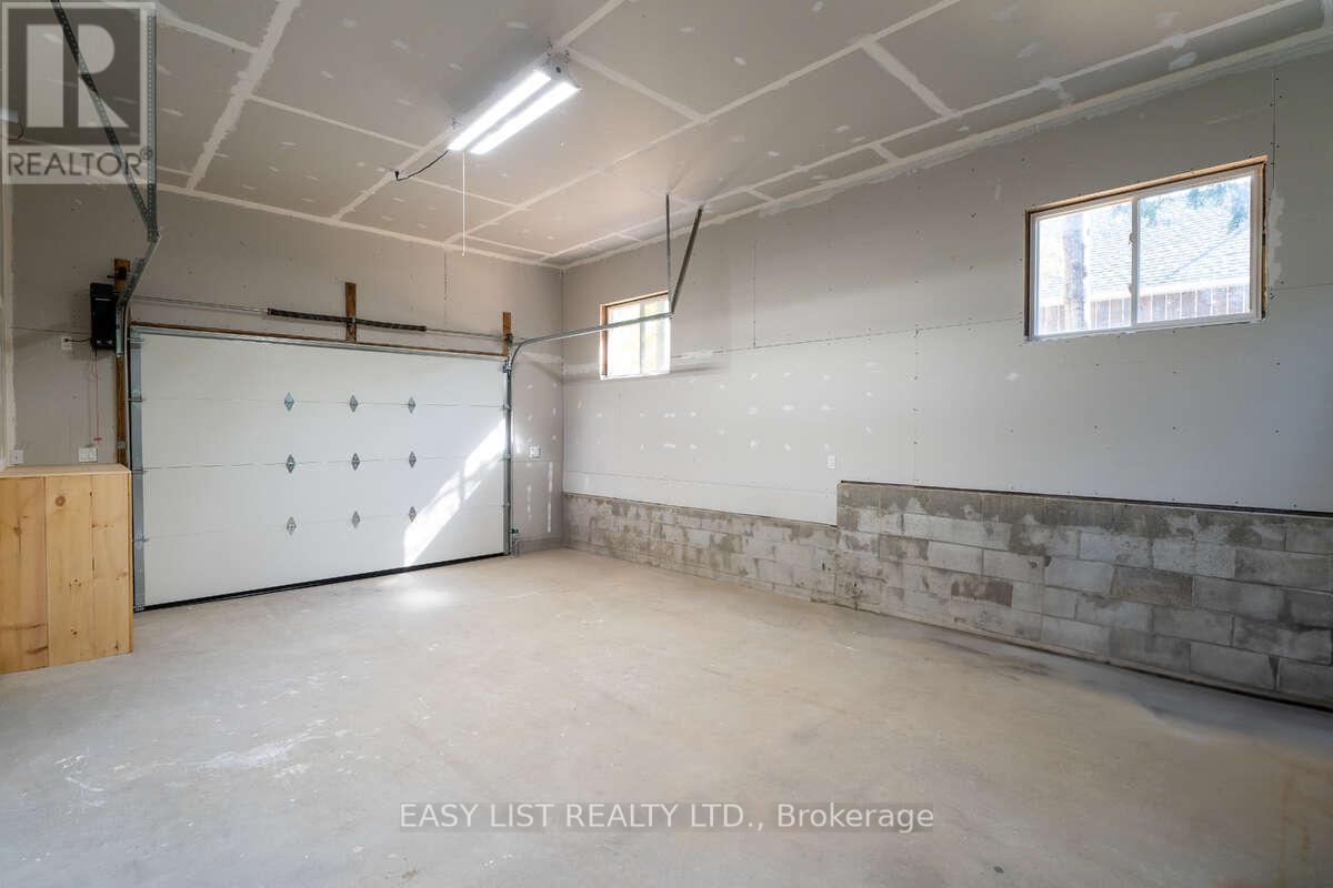 14 Eagle Road, Tiny, ON - Indoor Photo Showing Garage