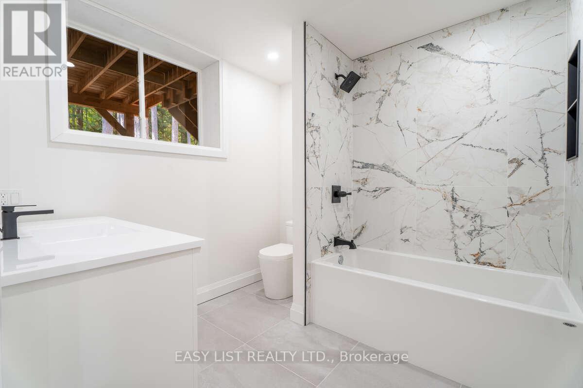 14 Eagle Road, Tiny, ON - Indoor Photo Showing Bathroom