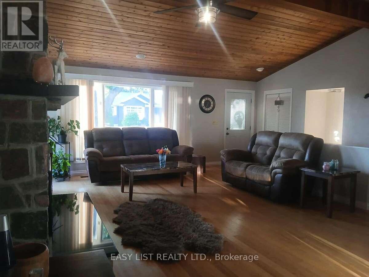 7652 Harris Point Drive, Plympton-Wyoming, ON - Indoor Photo Showing Living Room