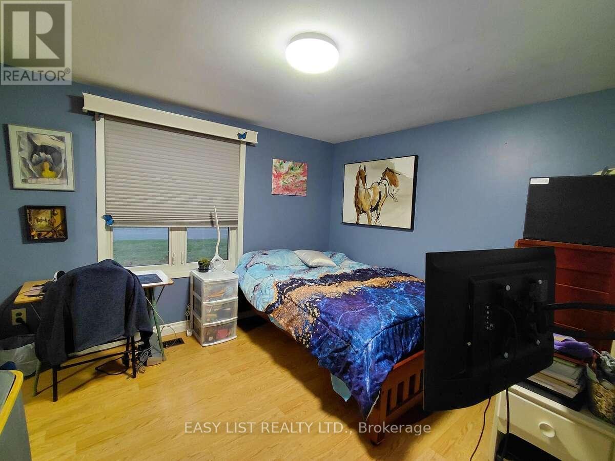7652 Harris Point Drive, Plympton-Wyoming, ON - Indoor Photo Showing Bedroom