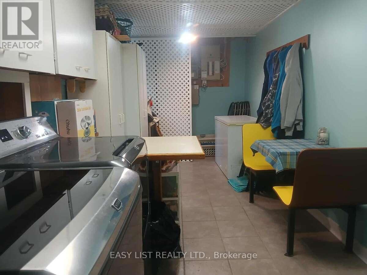 7652 Harris Point Drive, Plympton-Wyoming, ON - Indoor Photo Showing Laundry Room