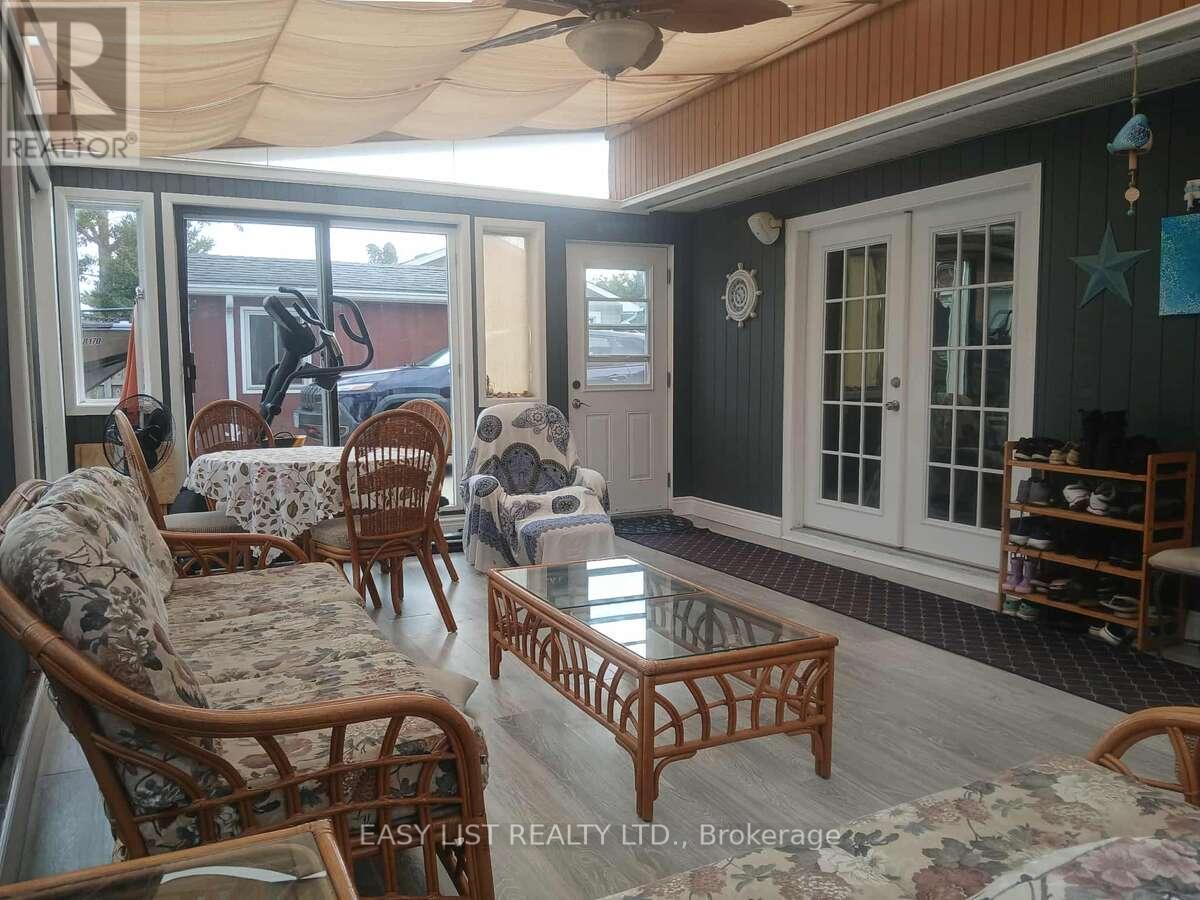 7652 Harris Point Drive, Plympton-Wyoming, ON - Indoor Photo Showing Living Room
