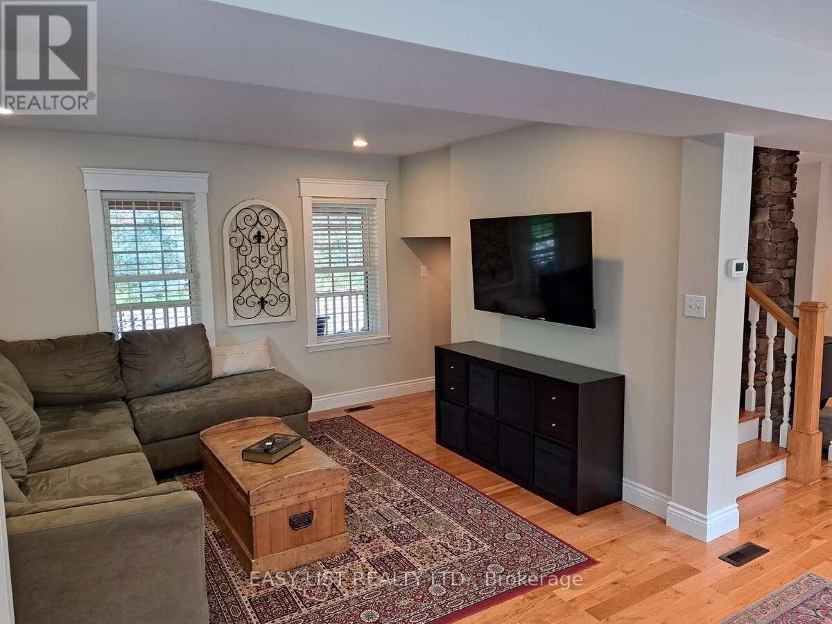18 Mill Street, Essa, ON - Indoor Photo Showing Living Room
