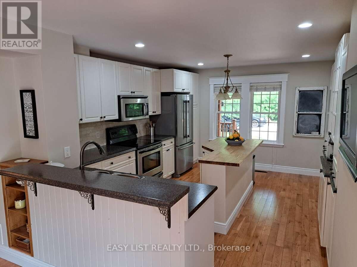 18 Mill Street, Essa, ON - Indoor Photo Showing Kitchen