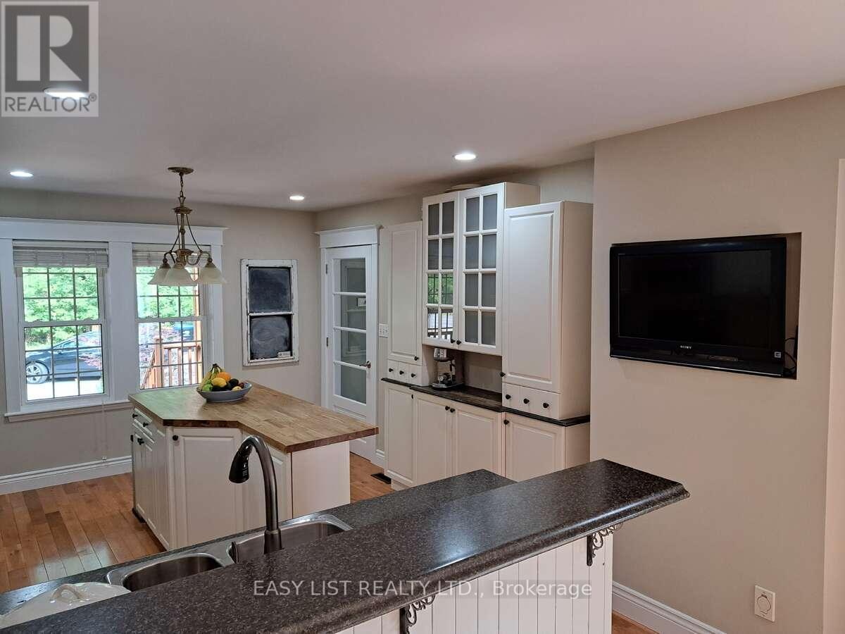 18 Mill Street, Essa, ON - Indoor Photo Showing Kitchen