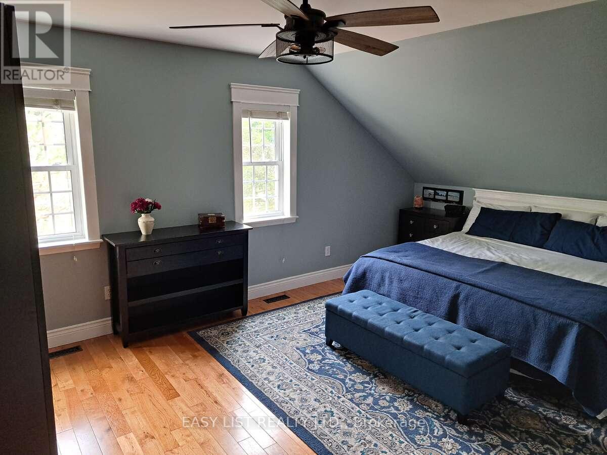 18 Mill Street, Essa, ON - Indoor Photo Showing Bedroom