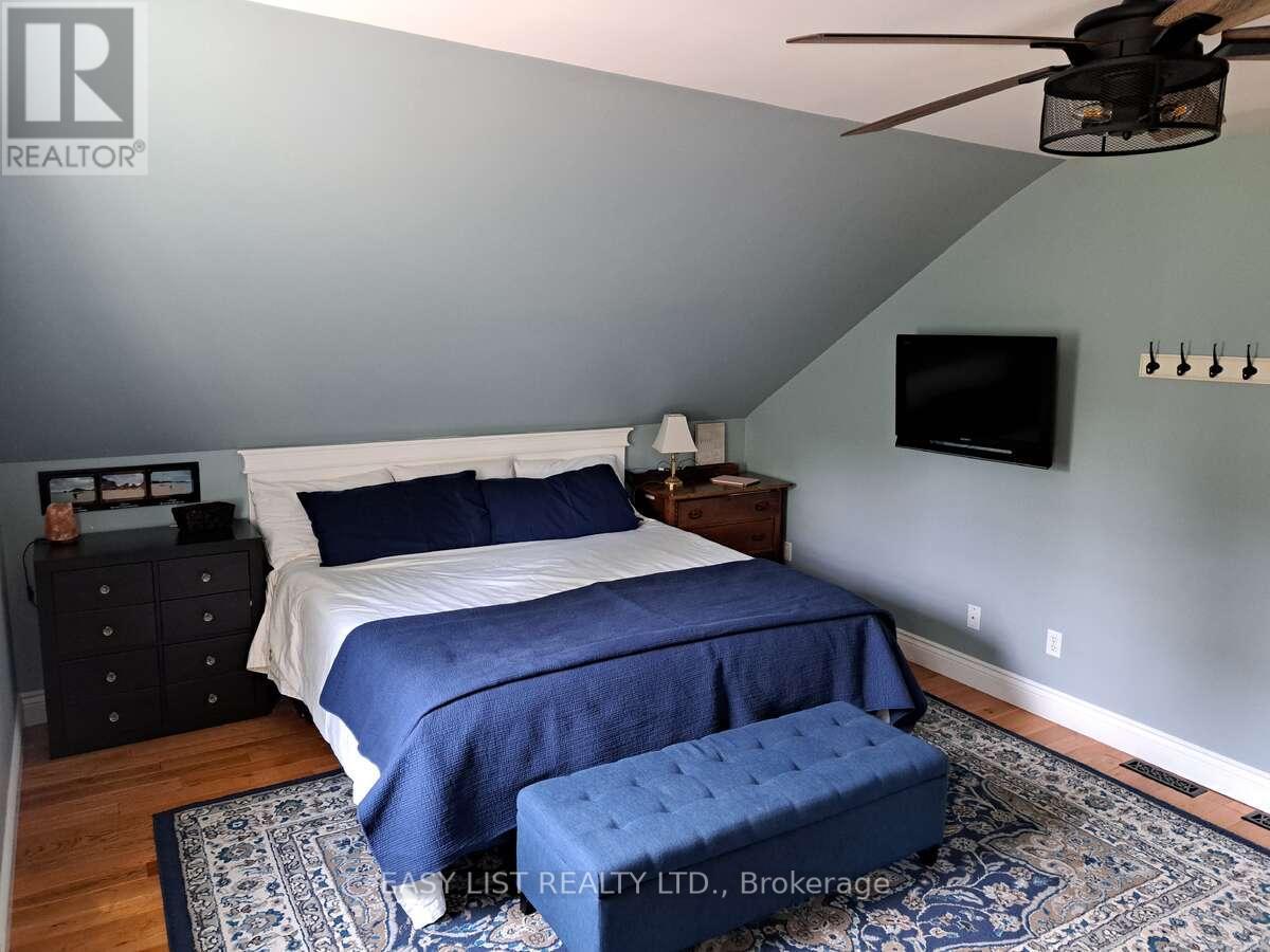 18 Mill Street, Essa, ON - Indoor Photo Showing Bedroom