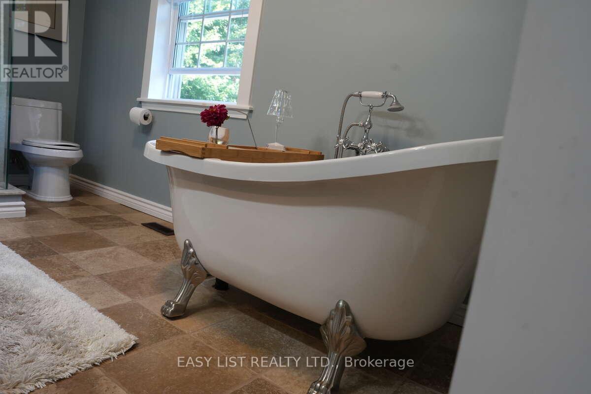 18 Mill Street, Essa, ON - Indoor Photo Showing Bathroom