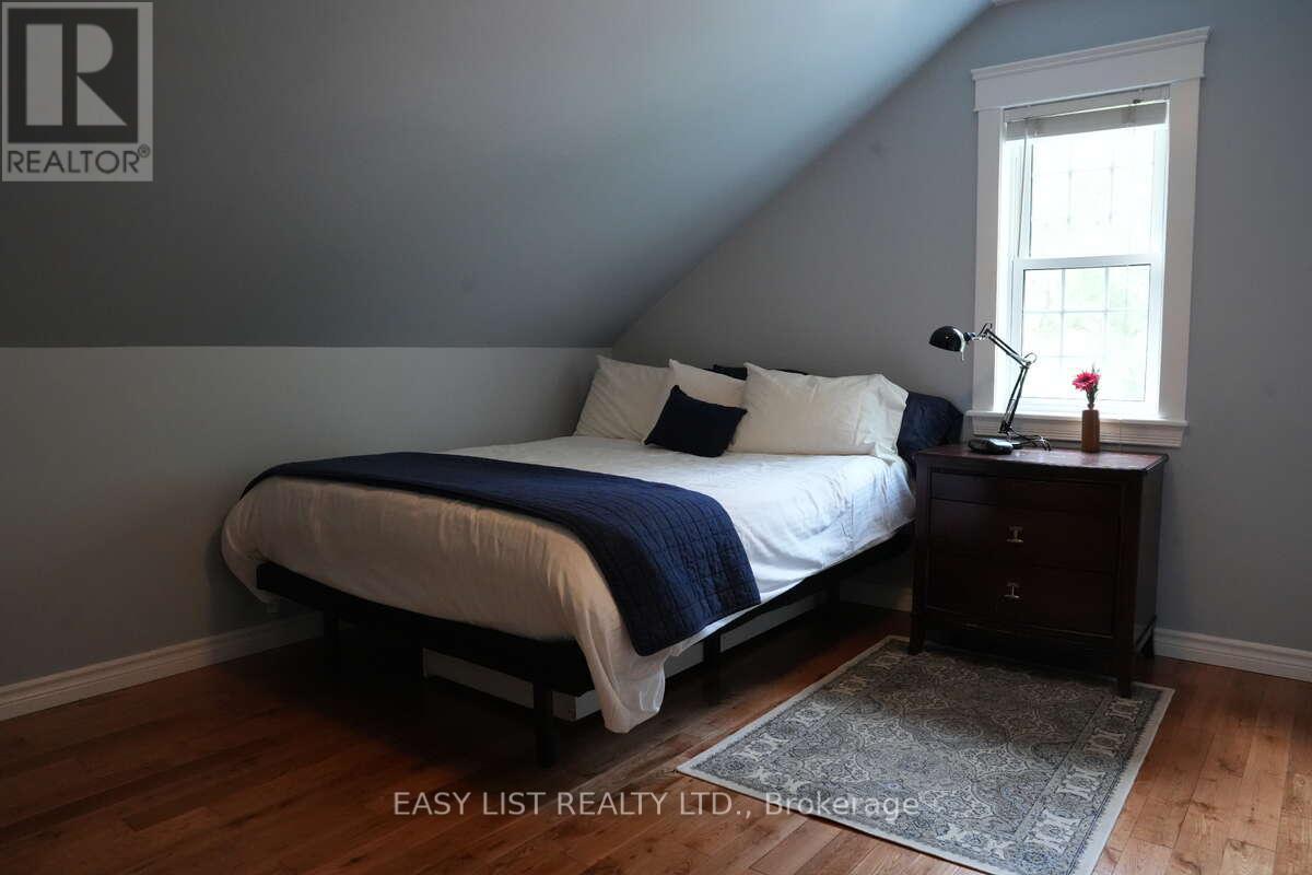 18 Mill Street, Essa, ON - Indoor Photo Showing Bedroom