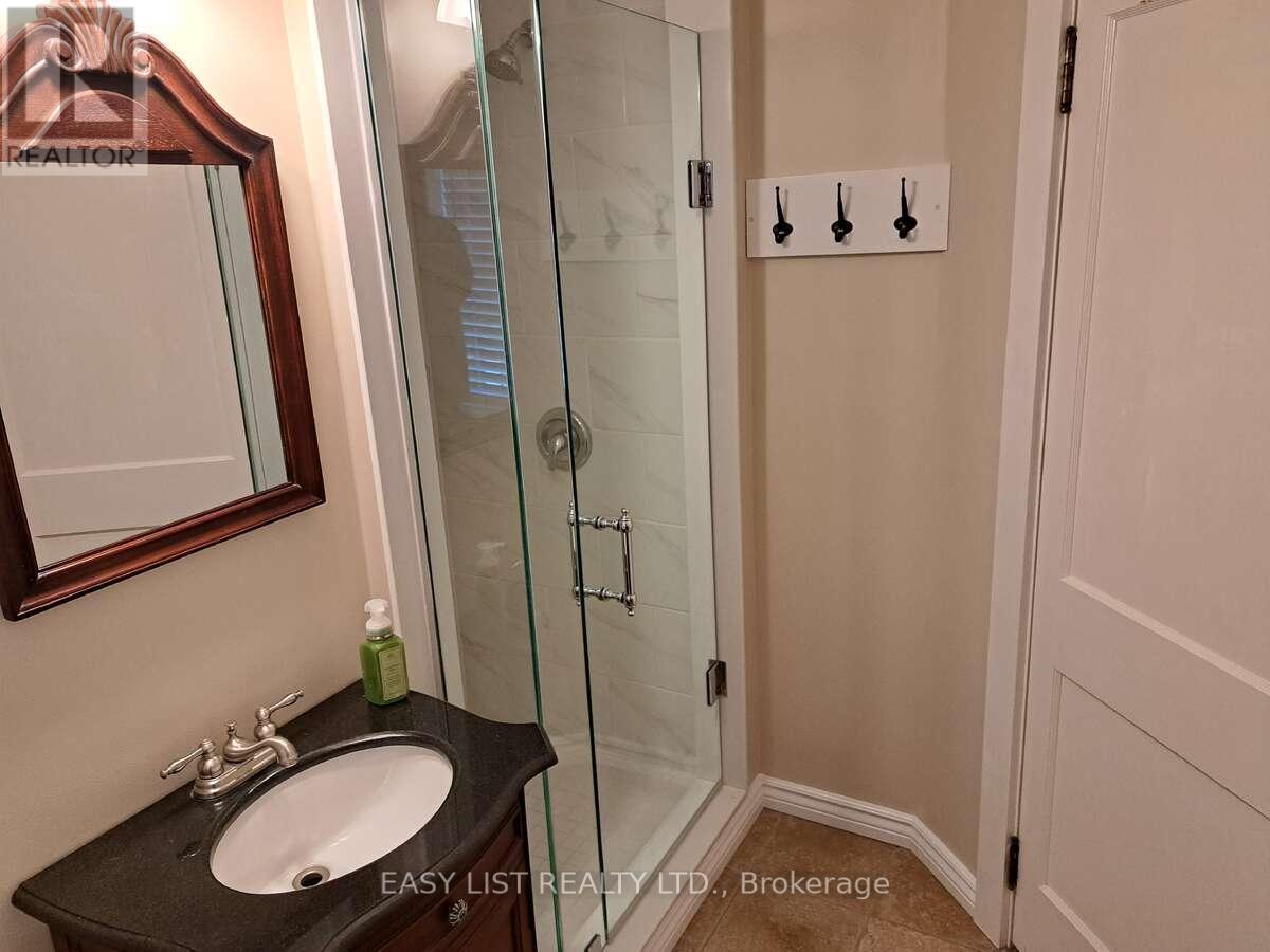 18 Mill Street, Essa, ON - Indoor Photo Showing Bathroom