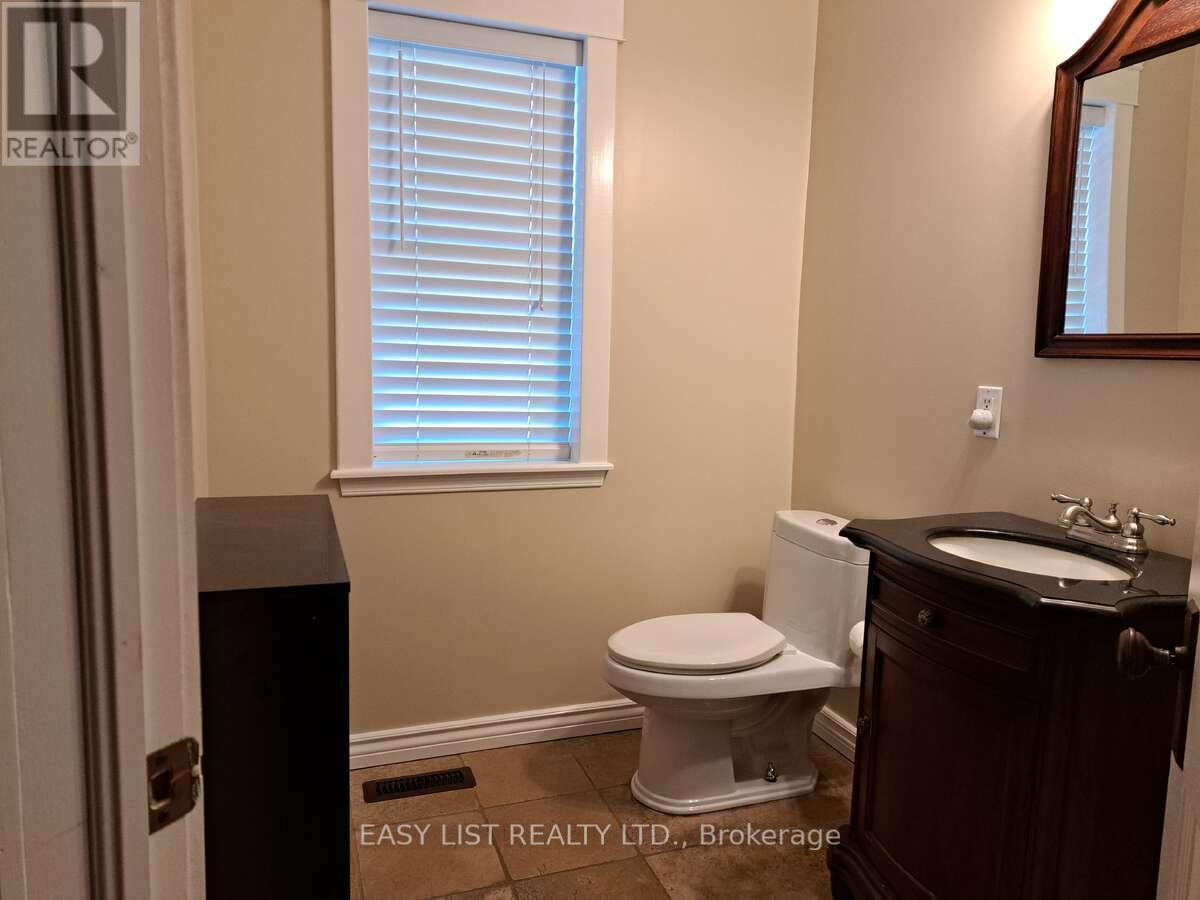 18 Mill Street, Essa, ON - Indoor Photo Showing Bathroom