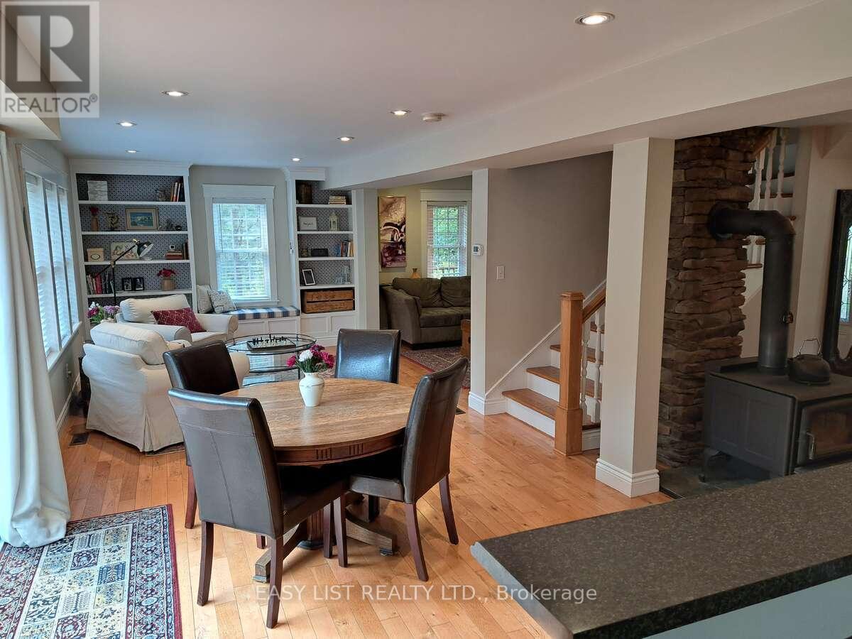 18 Mill Street, Essa, ON - Indoor Photo Showing Dining Room