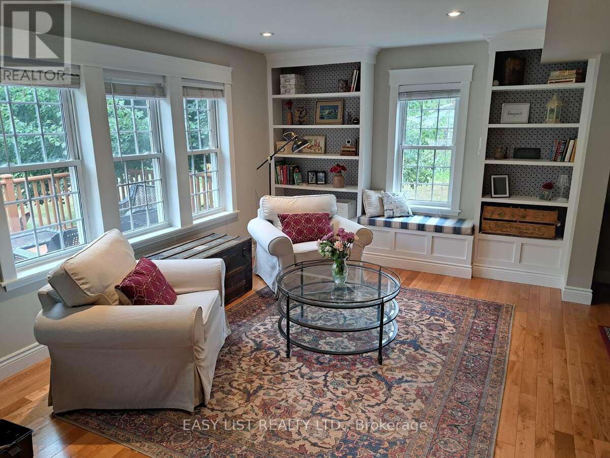 18 Mill Street, Essa, ON - Indoor Photo Showing Living Room