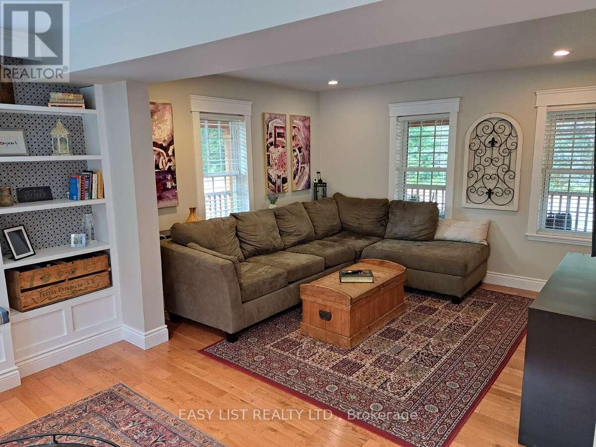 18 Mill Street, Essa, ON - Indoor Photo Showing Living Room