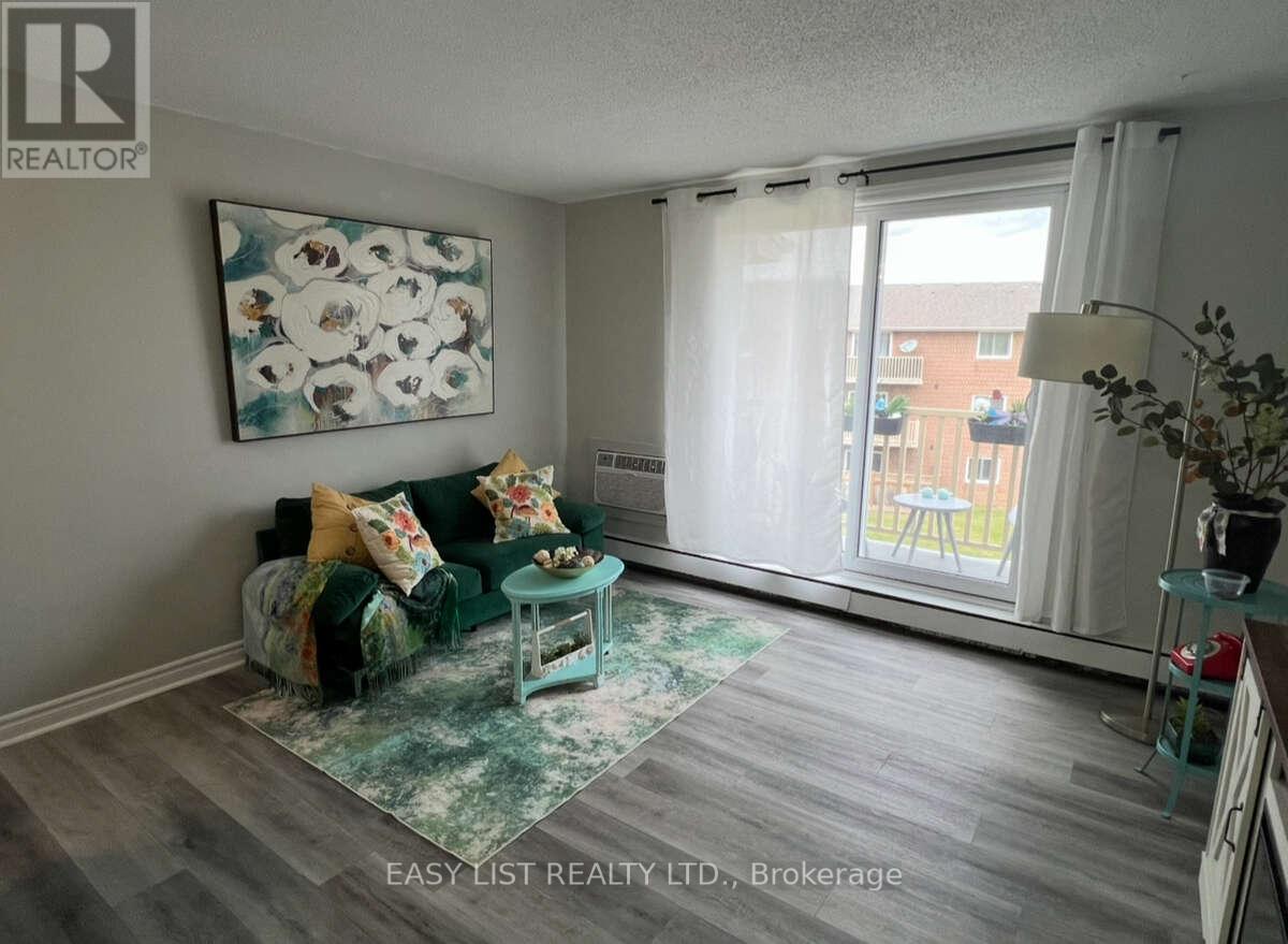 304 - 1582 Ernest Avenue, London South, ON - Indoor Photo Showing Living Room