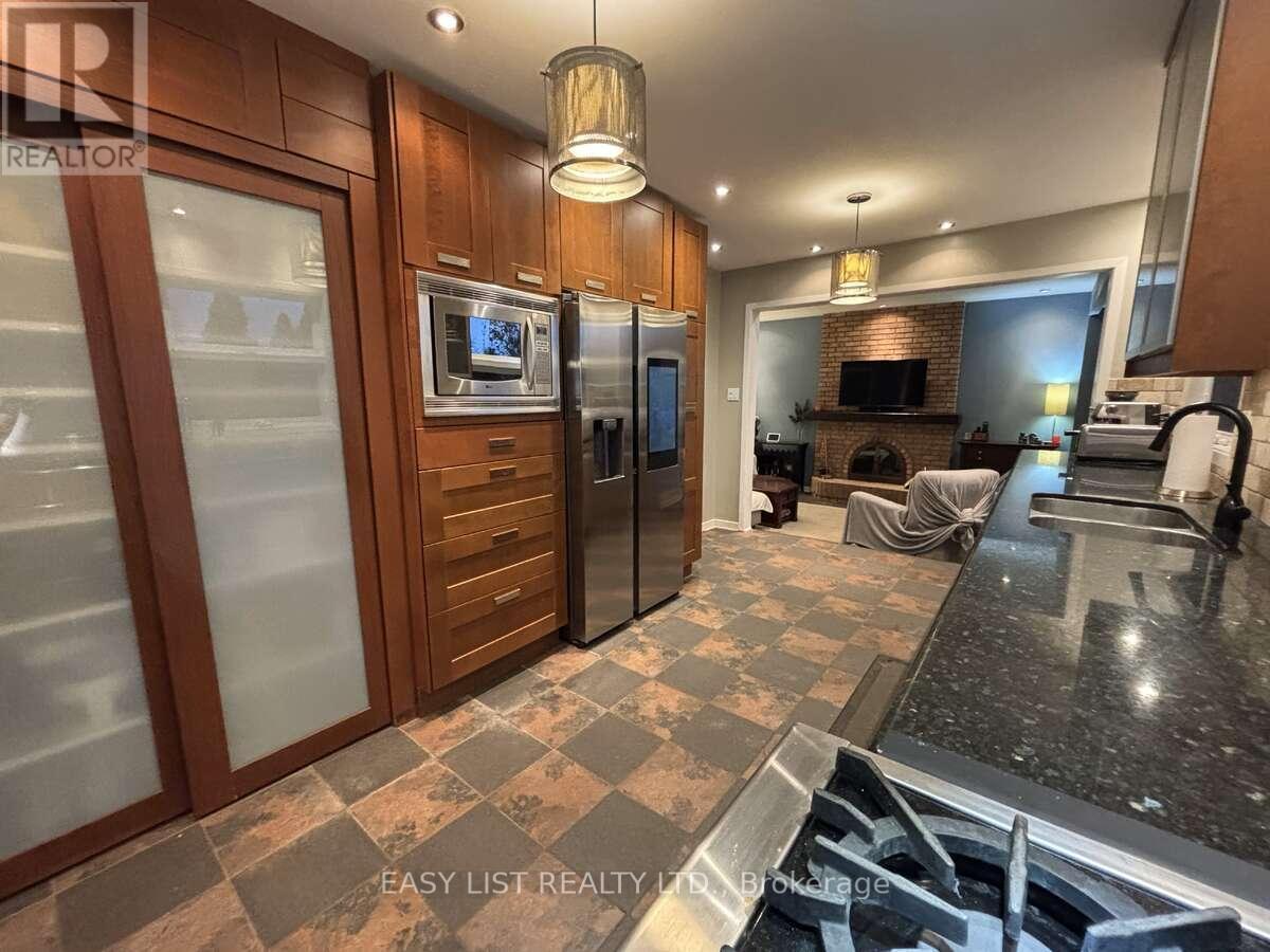 6942 Barrisdale Drive, Mississauga, ON - Indoor Photo Showing Kitchen