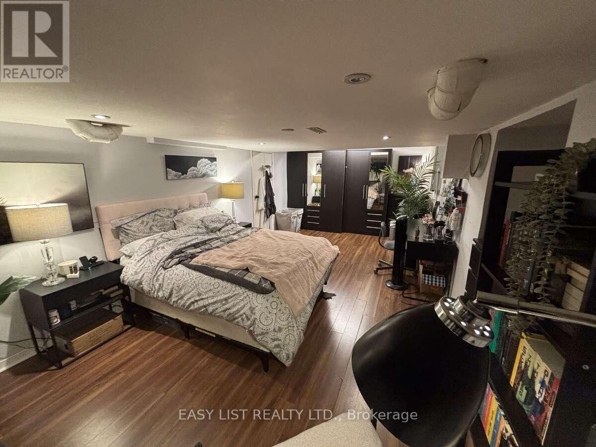 6942 Barrisdale Drive, Mississauga, ON - Indoor Photo Showing Bedroom