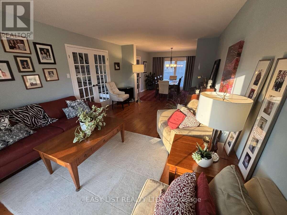 6942 Barrisdale Drive, Mississauga, ON - Indoor Photo Showing Living Room