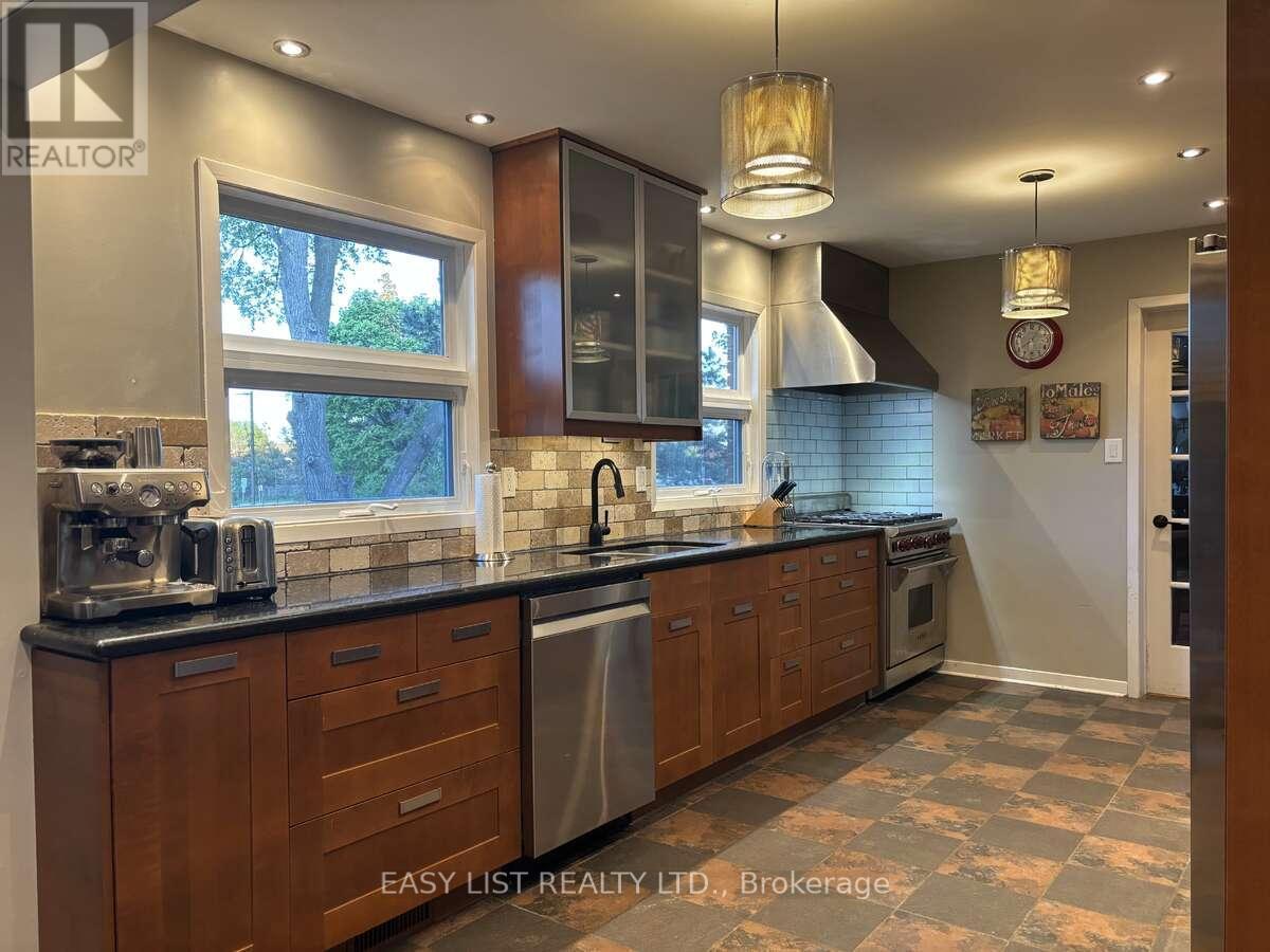 6942 Barrisdale Drive, Mississauga, ON - Indoor Photo Showing Kitchen