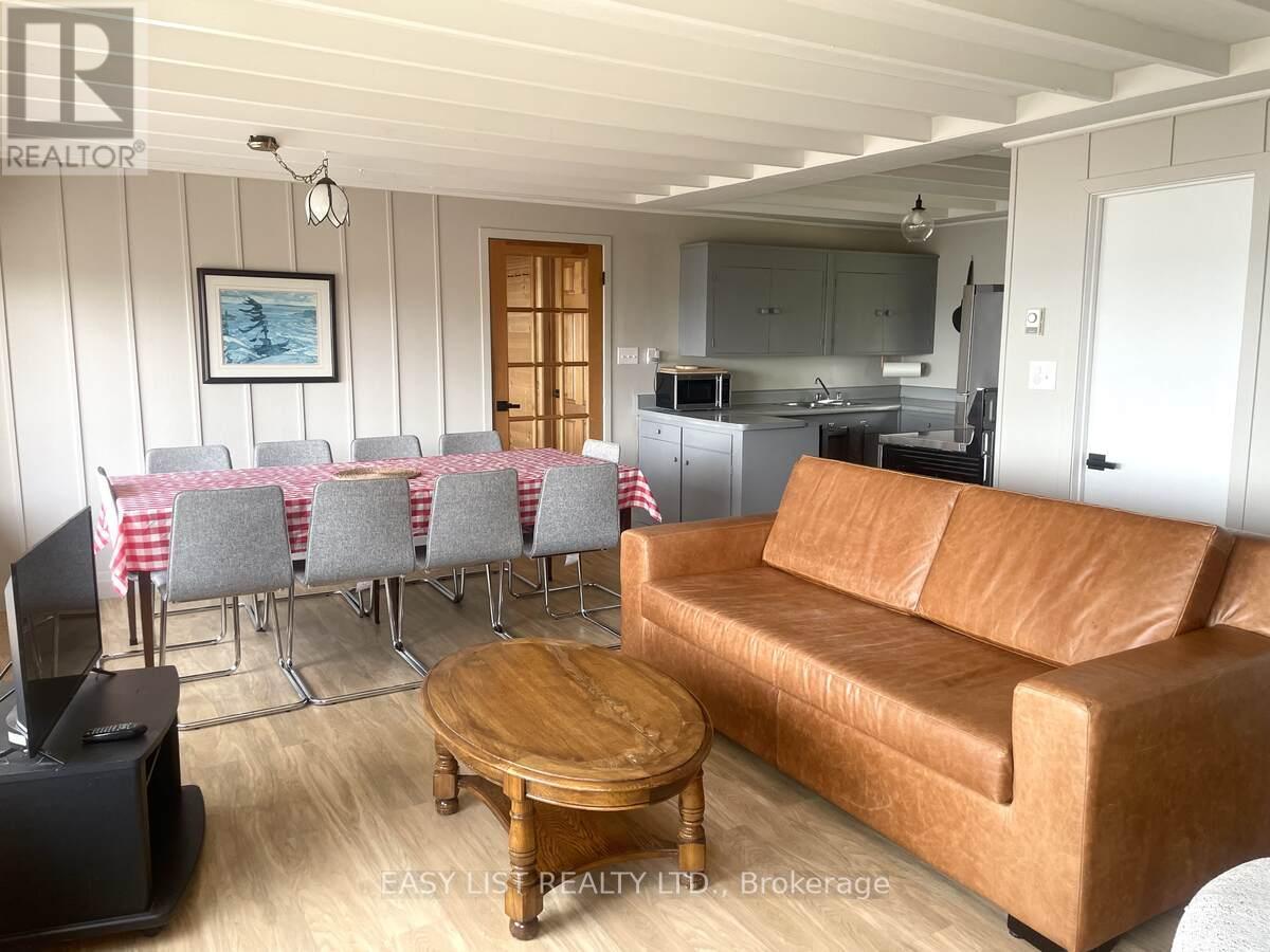 1536 Tiny Beaches Road N, Tiny, ON - Indoor Photo Showing Living Room