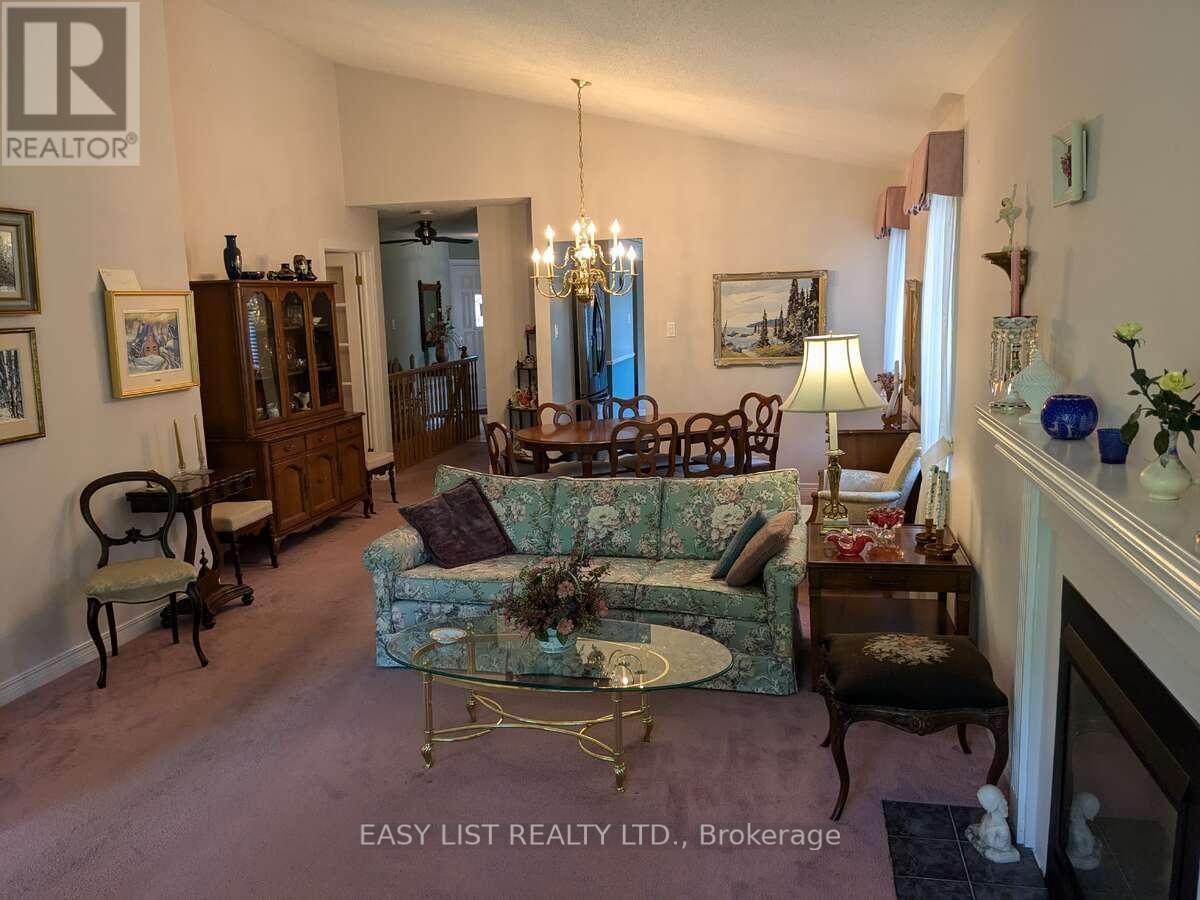 57 Goldfinch Drive, Ottawa, ON - Indoor Photo Showing Living Room