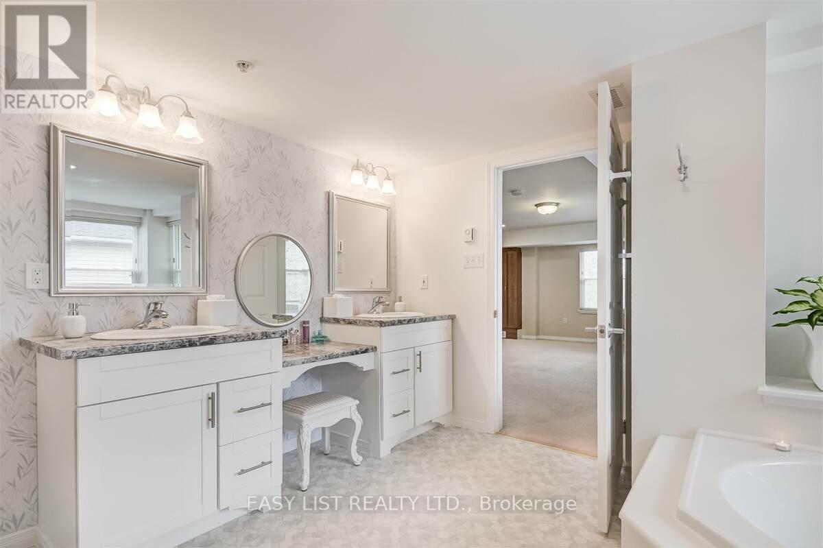 311 - 8 Huron Street, Kawartha Lakes, ON - Indoor Photo Showing Bathroom