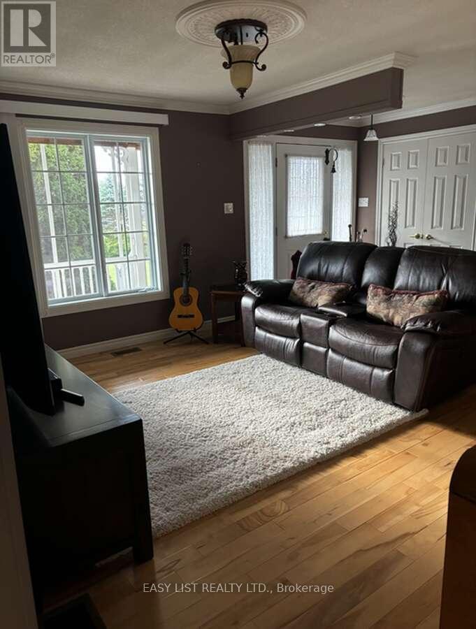 2 Joanne Crescent, Minto, ON - Indoor Photo Showing Living Room
