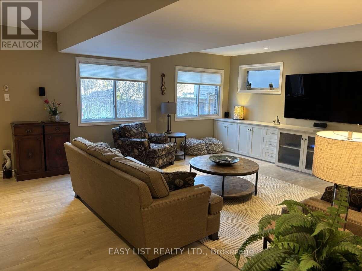 20 Ensley Place, Central Elgin, ON - Indoor Photo Showing Living Room