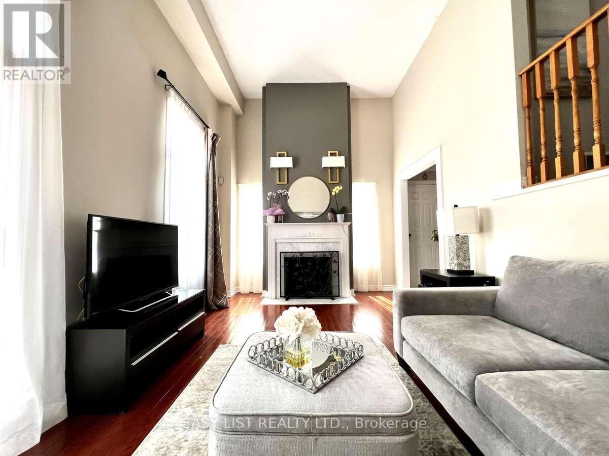 74 - 95 Weldrick Road E, Richmond Hill, ON - Indoor Photo Showing Living Room With Fireplace