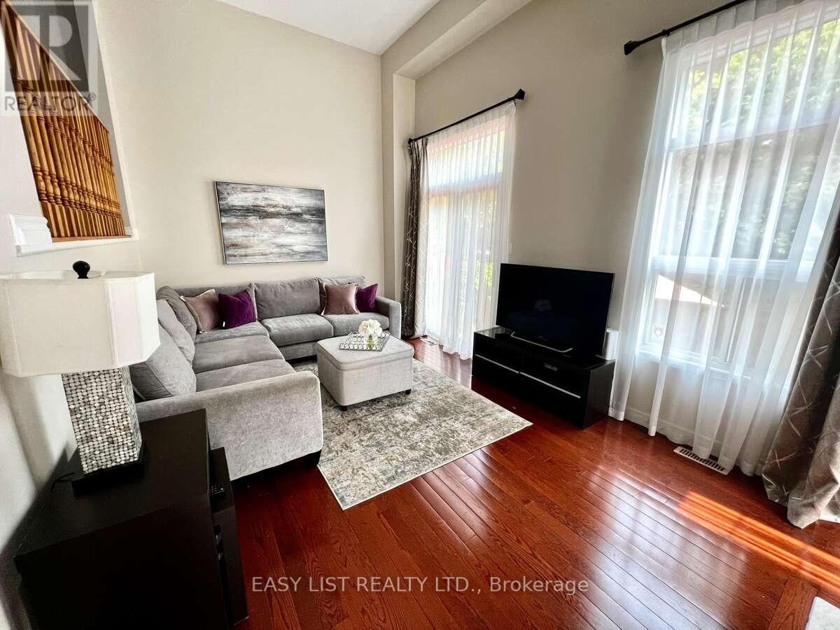 74 - 95 Weldrick Road E, Richmond Hill, ON - Indoor Photo Showing Living Room
