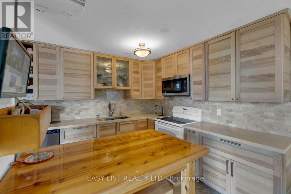 810 - 20 Harding Boulevard W, Richmond Hill, ON - Indoor Photo Showing Kitchen With Double Sink