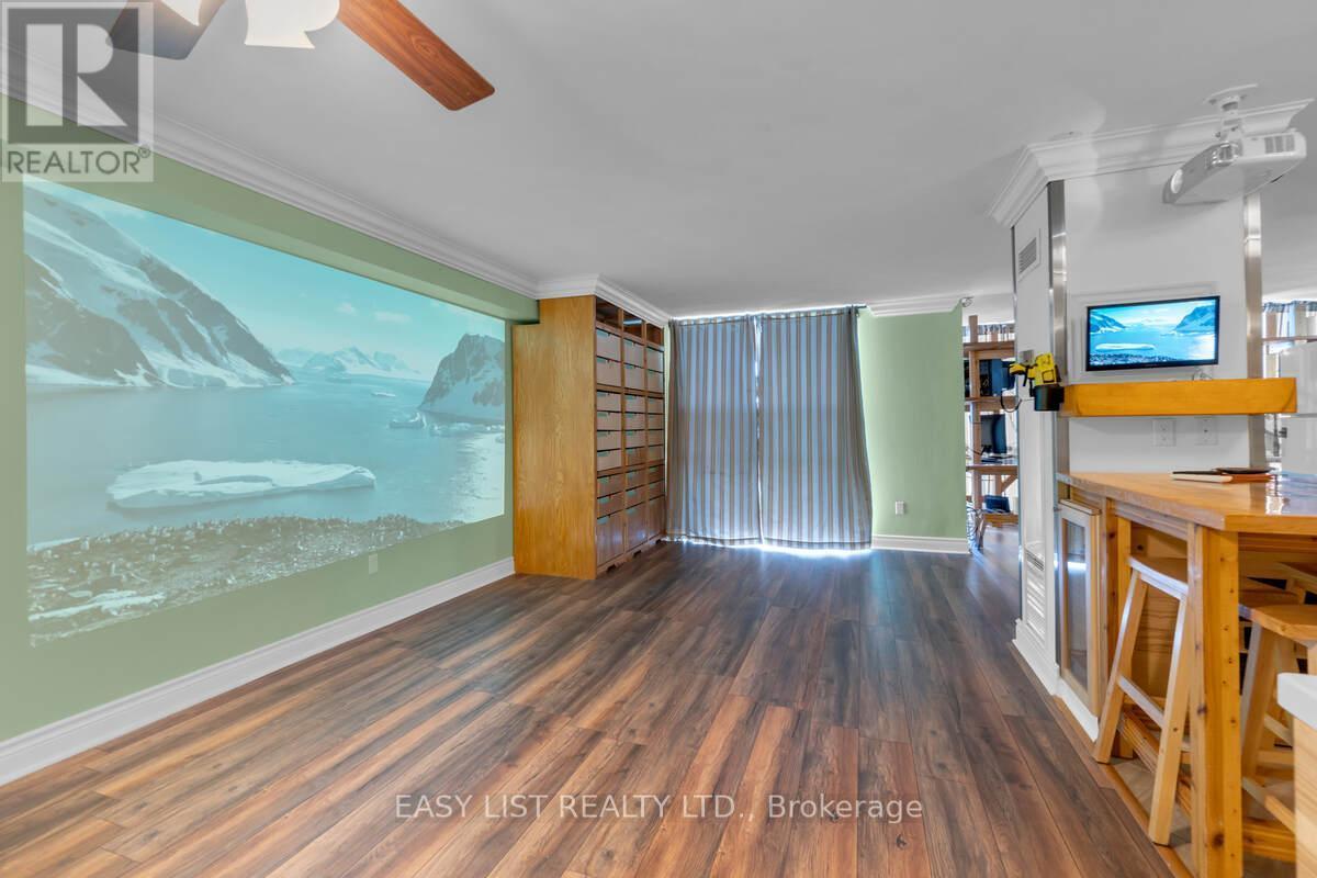 810 - 20 Harding Boulevard W, Richmond Hill, ON - Indoor