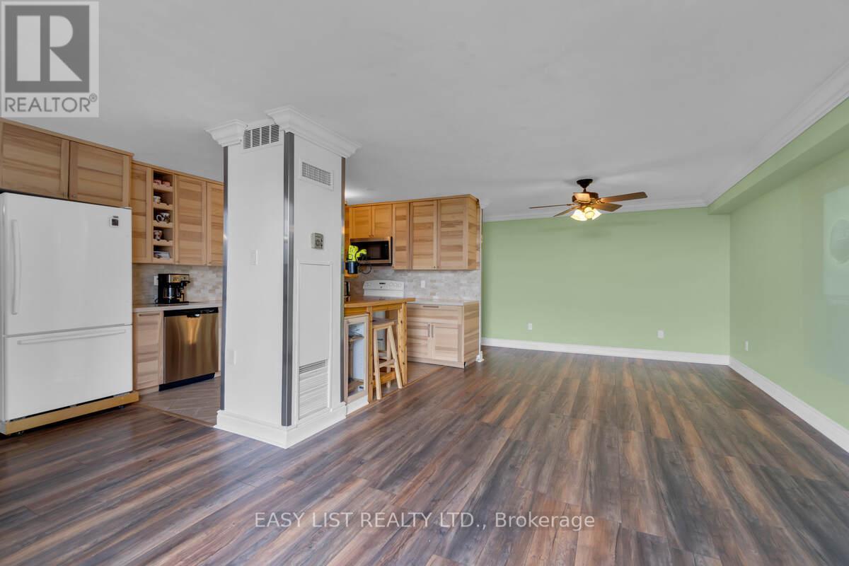 810 - 20 Harding Boulevard W, Richmond Hill, ON - Indoor Photo Showing Kitchen