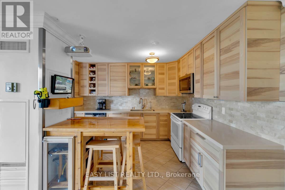810 - 20 Harding Boulevard W, Richmond Hill, ON - Indoor Photo Showing Kitchen With Double Sink