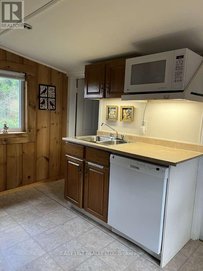1758 River Road N, Chatham-Kent, ON - Indoor Photo Showing Kitchen With Double Sink