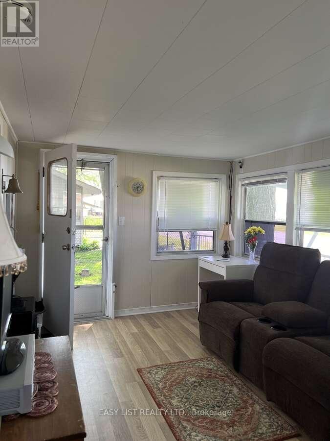 1758 River Road N, Chatham-Kent, ON - Indoor Photo Showing Living Room