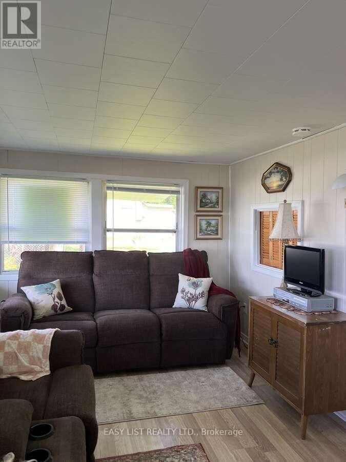 1758 River Road N, Chatham-Kent, ON - Indoor Photo Showing Living Room