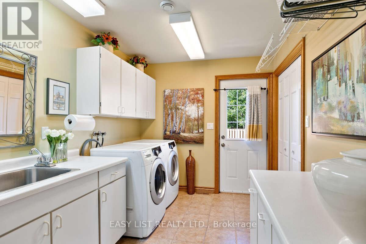 541 Kerr Crescent, Lakeshore, ON - Indoor Photo Showing Laundry Room