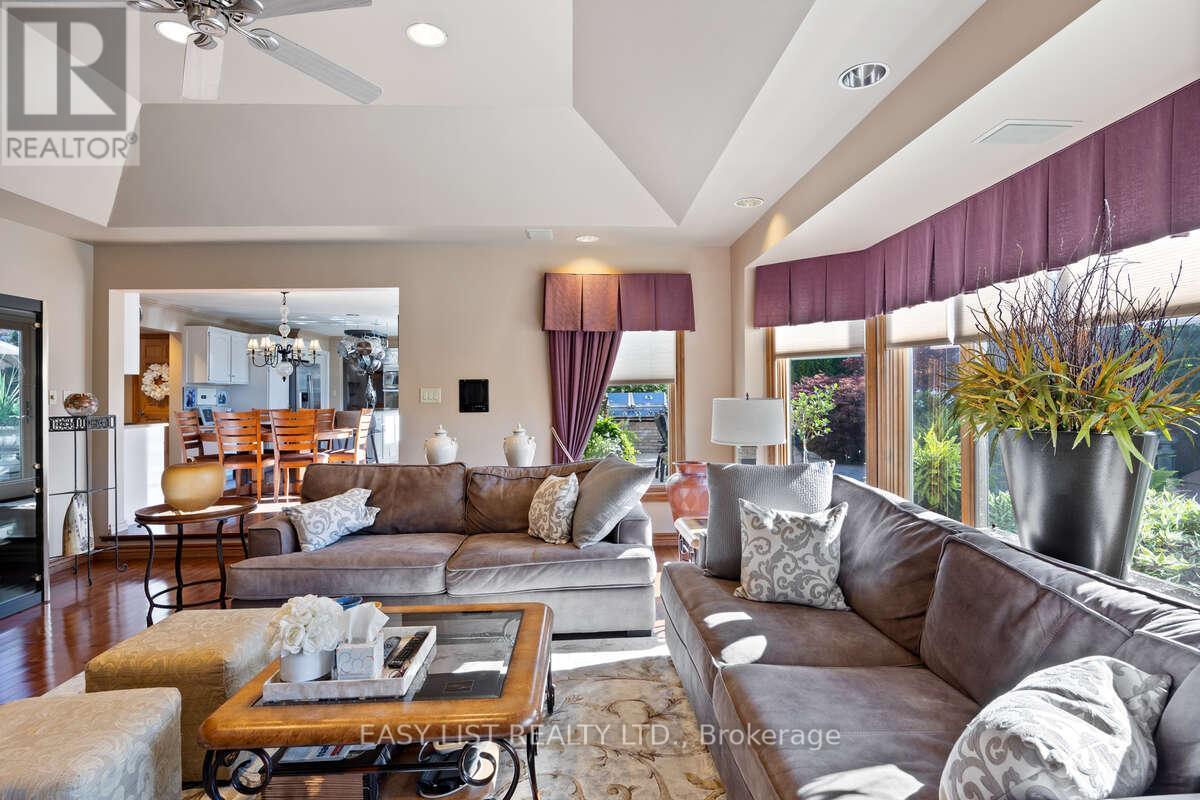 541 Kerr Crescent, Lakeshore, ON - Indoor Photo Showing Living Room
